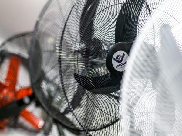 Ventiladores industriales de pie y de pared